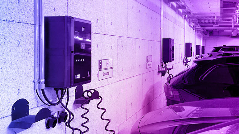 Ladestationen an Wand mit parkenden, ladenden Autos