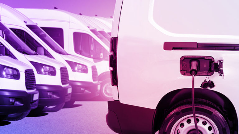 Elektro-Lieferwagen mit Flotte im Hintergrund