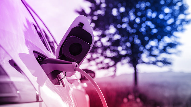 Elektroauto lädt in der Natur