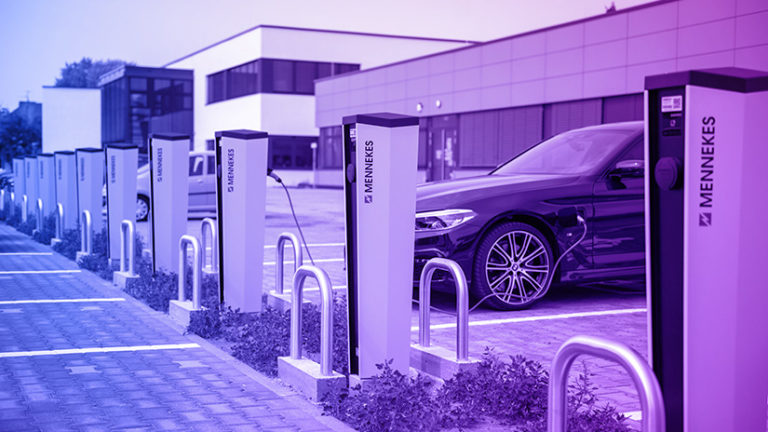 Mennekes Ladesäulen auf Parkplatz mit angeschlossenem Auto