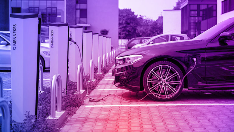 Auto auf Parkplatz an TankE Ladestationen