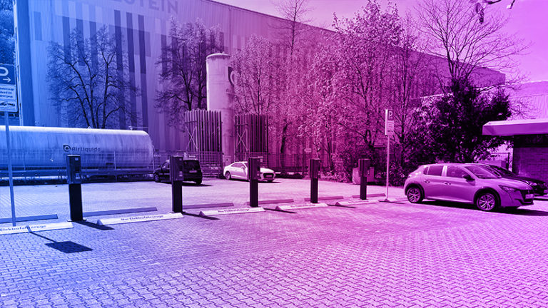 Leerer Parkplatz mit Wallboxen