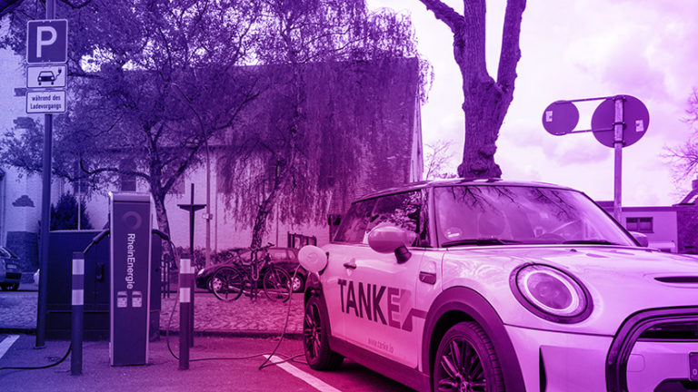 TankE Auto lädt an öffentlicher Ladestation in Köln