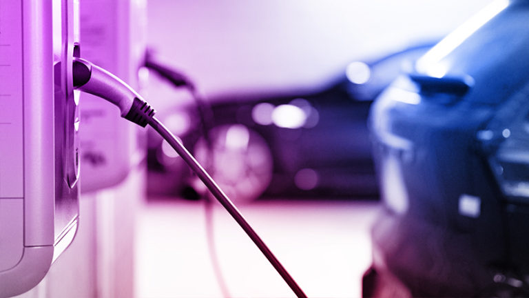 Elektroauto lädt an Wallbox in einer Tiefgarage