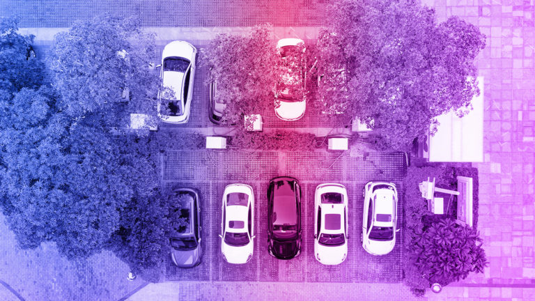 Luftaufnahme eines Parkplatz mit Ladestationen für Elektrofahrzeuge