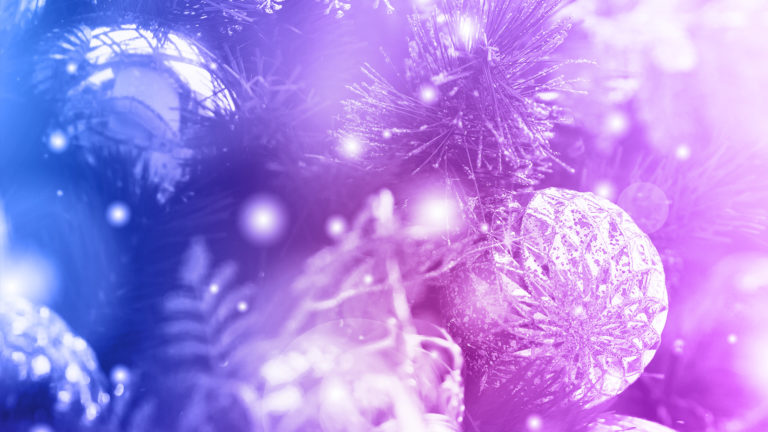 Bild Weihnachtskugeln mit Licht unscharf