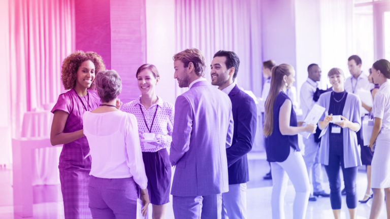 Mehrere Personen im Gespräch bei Networking Event