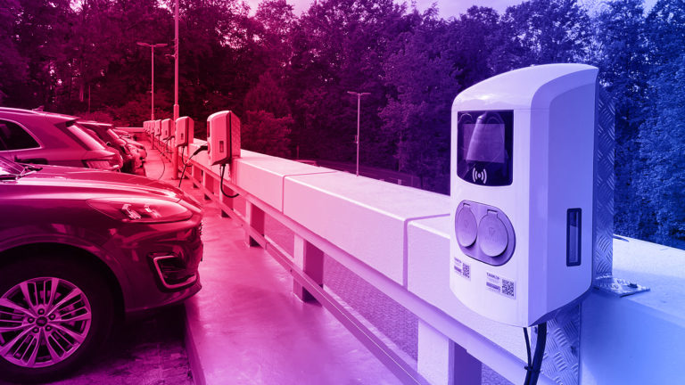 Ladestationen mit Elektroautos auf Firmenparkplatz