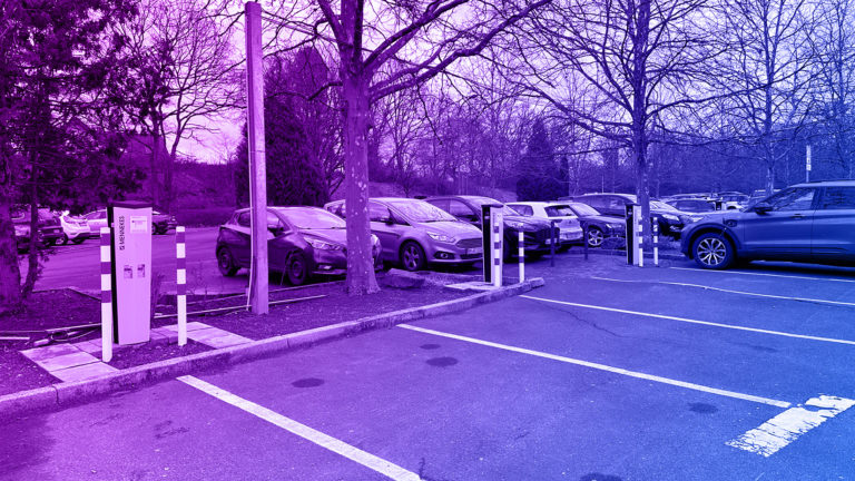 Ladestationen auf dem Parkplatz von Mediterana