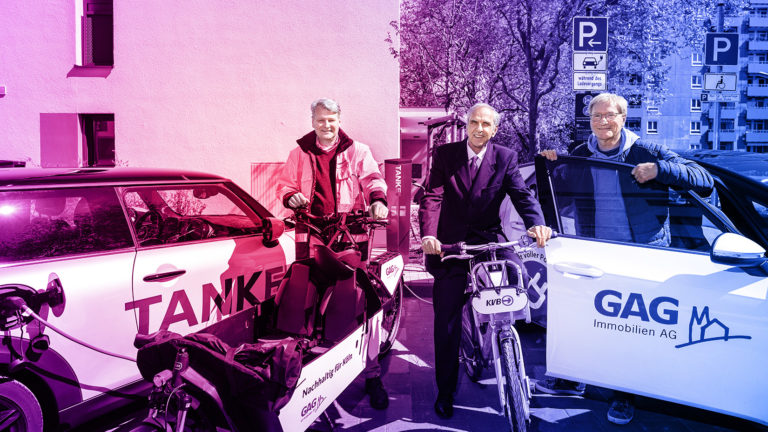 Eröffnung eines Mobilitäts-Hubs in Köln: Vertreter von TankE, KVB und GAG