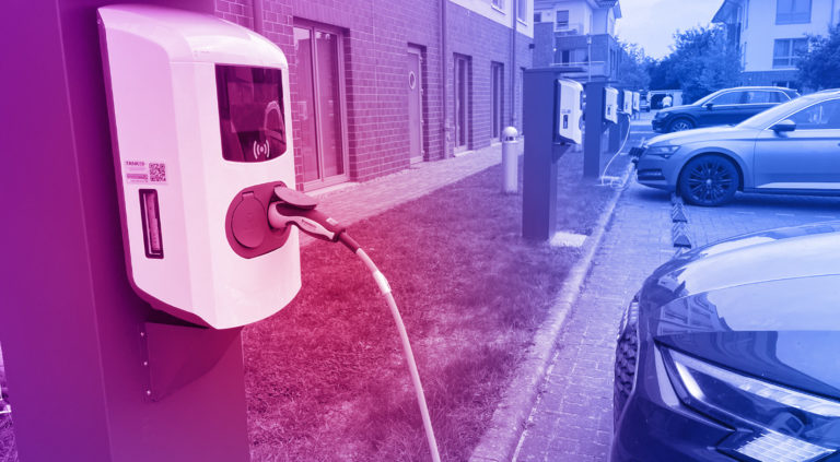 Ladestationen mit Elektrofahrzeugen auf einem Hotelparkplatz