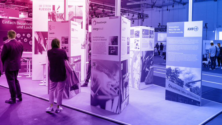 Gemeinschaftsstand von TankE, RheinEnergie, KVB und SWK auf der polisMOBILITY 2023