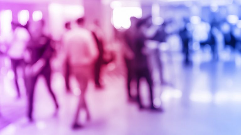 Menschen auf einer Veranstaltung, verschwommenes Bild