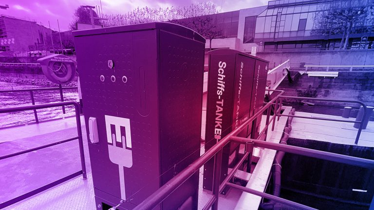 Landstromanlage auf einer Landebrücke