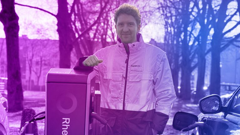 TankE Mitarbeiter Eduard Huber vor einer Ladestation