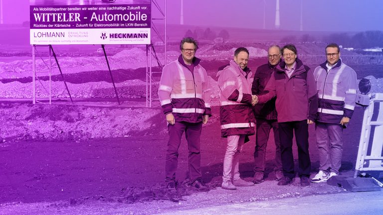 Projektleiter und Geschäftsführer treffen sich zur Vertragsunterzeichnung in Brilon