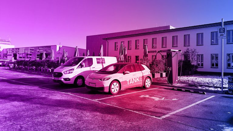 Auto Lädt an einer Ladestation im Ladepark Motorworld