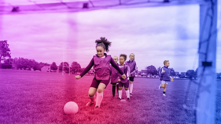 Ein Nachwuchsteam spielt Fußball