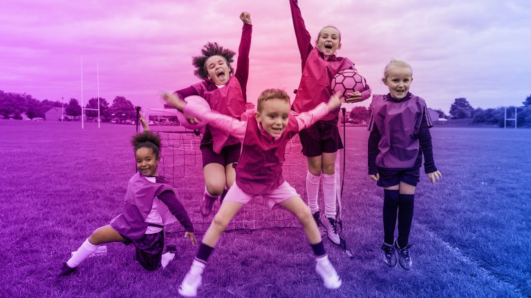 Ein Nachwuchsteam spielt Fußball