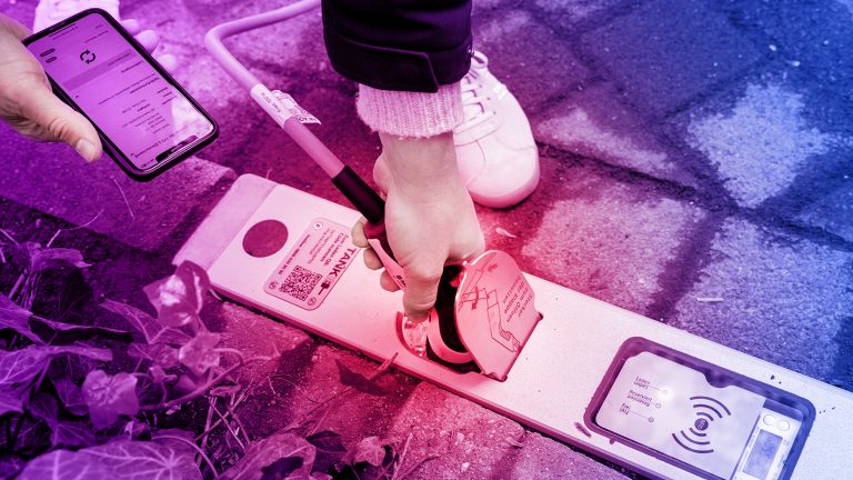 Ladekabel wird in Ladebordstein eingesteckt