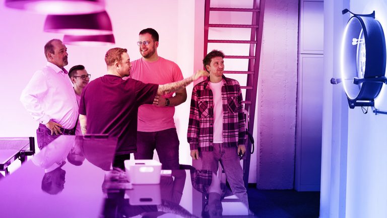 TankE Mitarbeiter spielen Darts