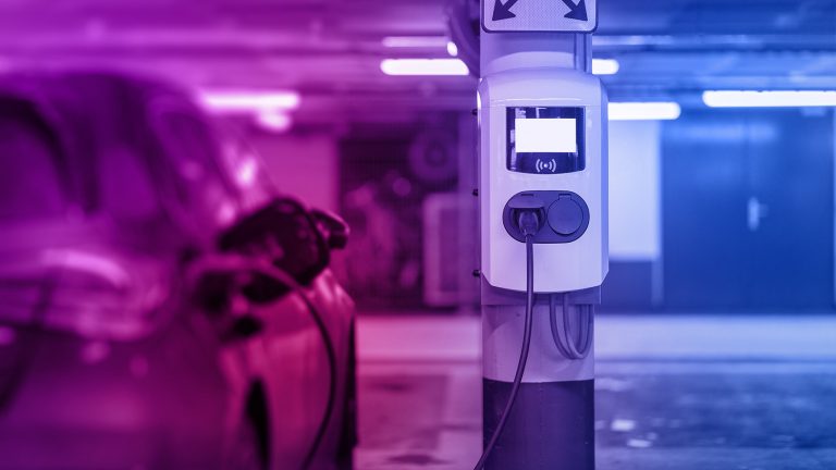Ein Elektroauto ist an einer Wallbox in einer Tiefgarage angeschlossen