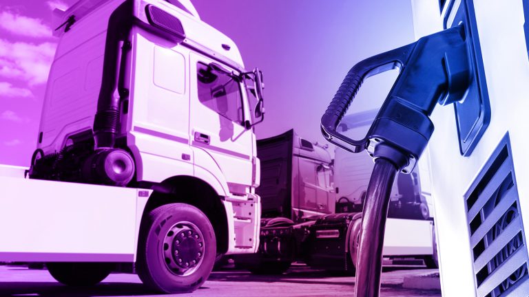 eLKW neben Ladestation