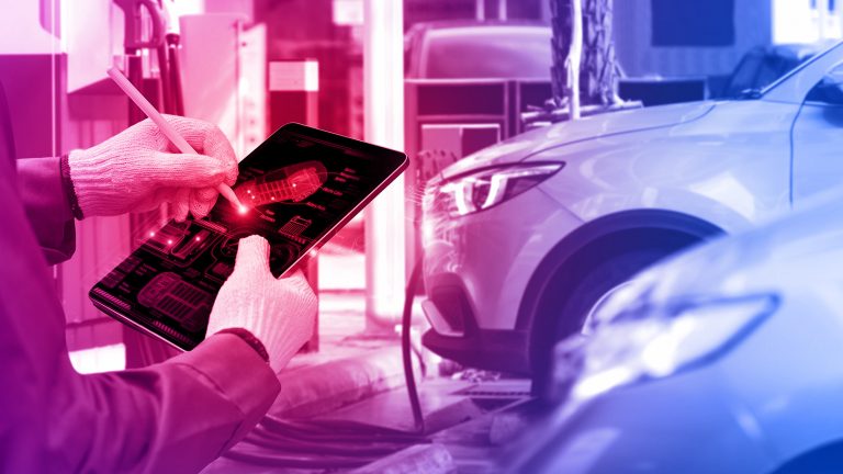 Elektroauto wird in einer Werkstatt überprüft