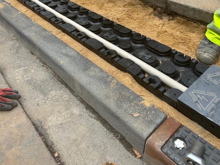 Bauarbeiten am Ladebordstein mit Verlegemodul