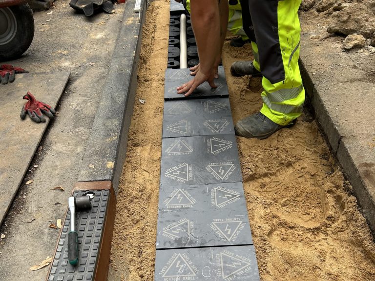 Bauarbeiten am Ladebordstein mit Verlegemodul