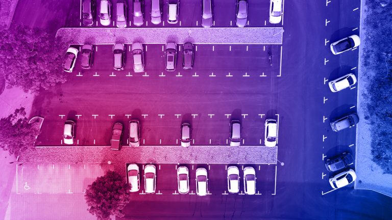 Luftaufnahme eines Parkplatzes mit parkenden Autos