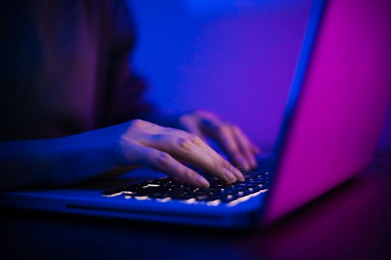 Tippen auf einer Laptop Tastatur