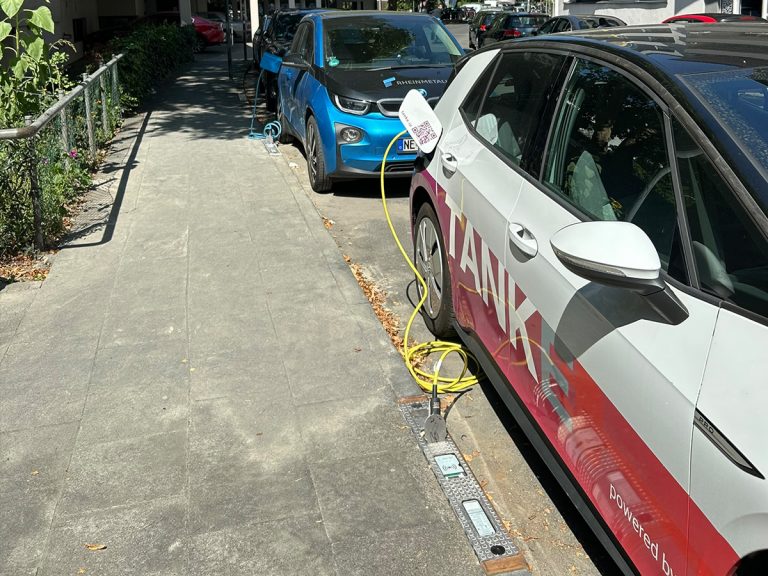 Elektroauto lädt am Ladebordstein in der Herbert-Lewin-Strasse in Köln