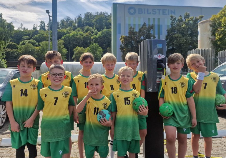Handballnachwuchs von Eintracht Hagen an Ladestation